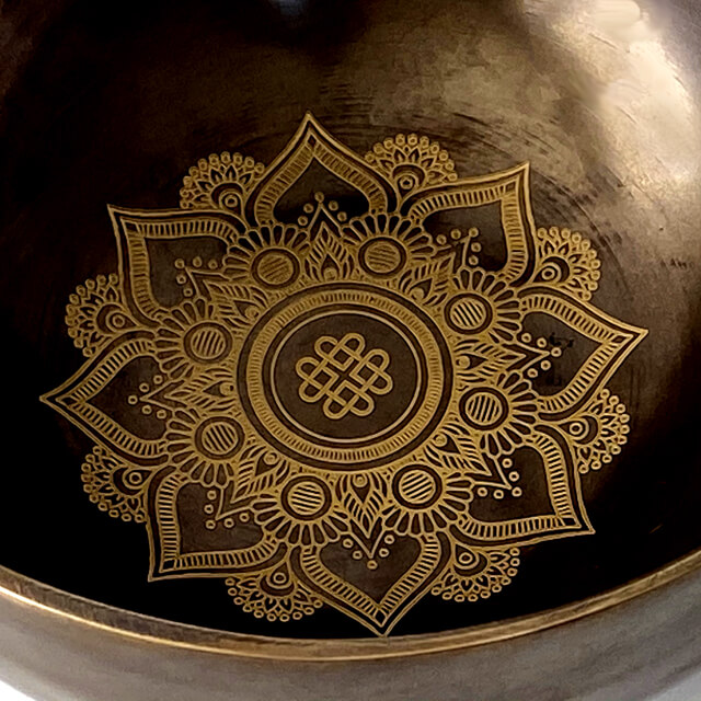 チベット・シンギングボウル マンダラ彫り　小/14cm ロゴ・マンダラ彫 黒加工